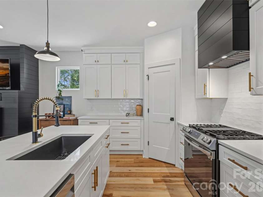 1642 Longfellow Street, Charlotte, NC 28205.  MLS# CAR4394987, YatesRealty ID 37661. 