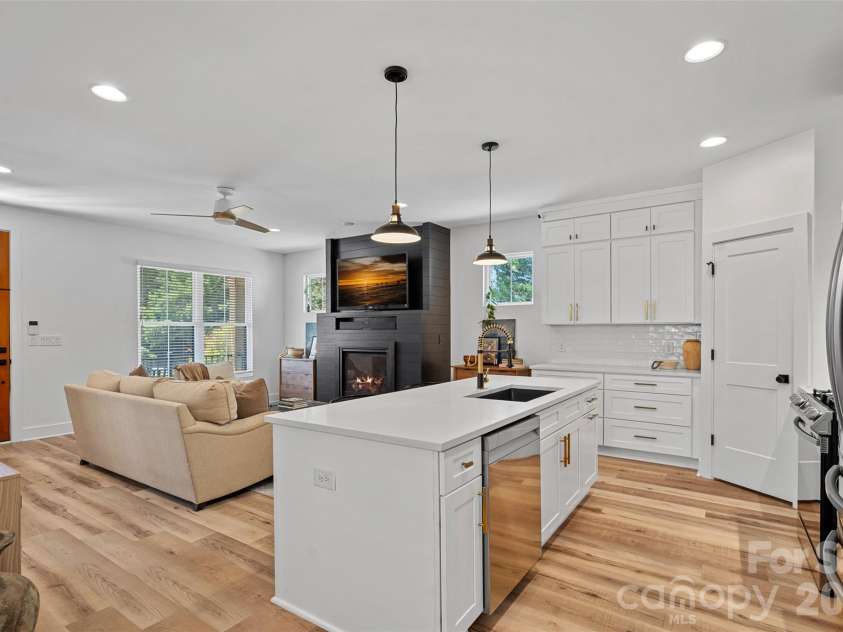 1642 Longfellow Street, Charlotte, NC 28205.  MLS# CAR4394987, YatesRealty ID 37661. 
