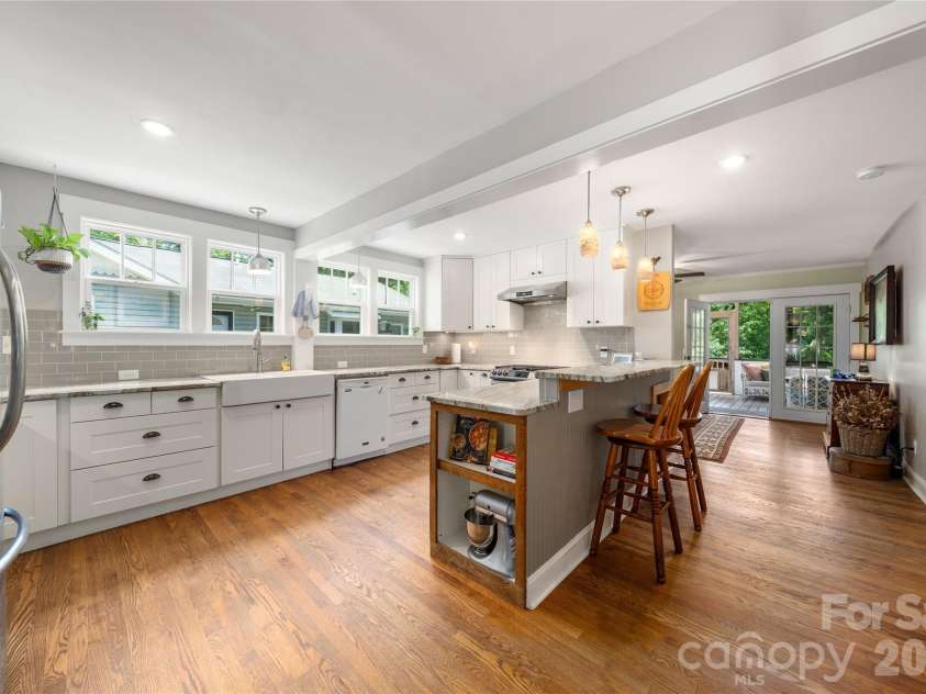 43 Morris Street, Asheville, NC 28806.  MLS# CAR4394905, YatesRealty ID 37664. 