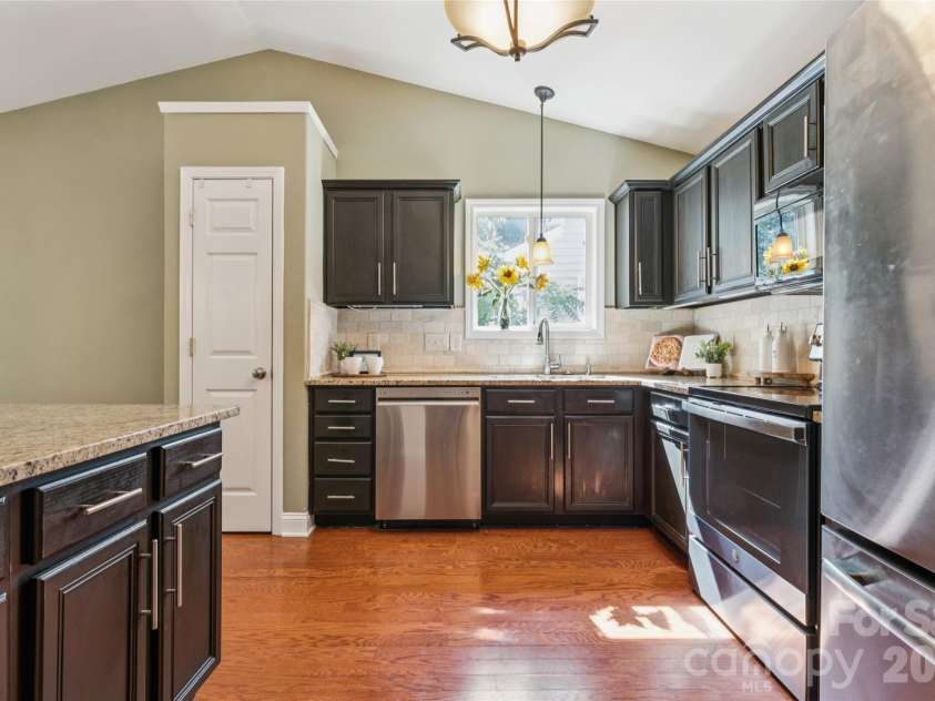 1826 Wilburn Park Lane, Charlotte, NC 28269.  MLS# CAR4399485, YatesRealty ID 37666. 