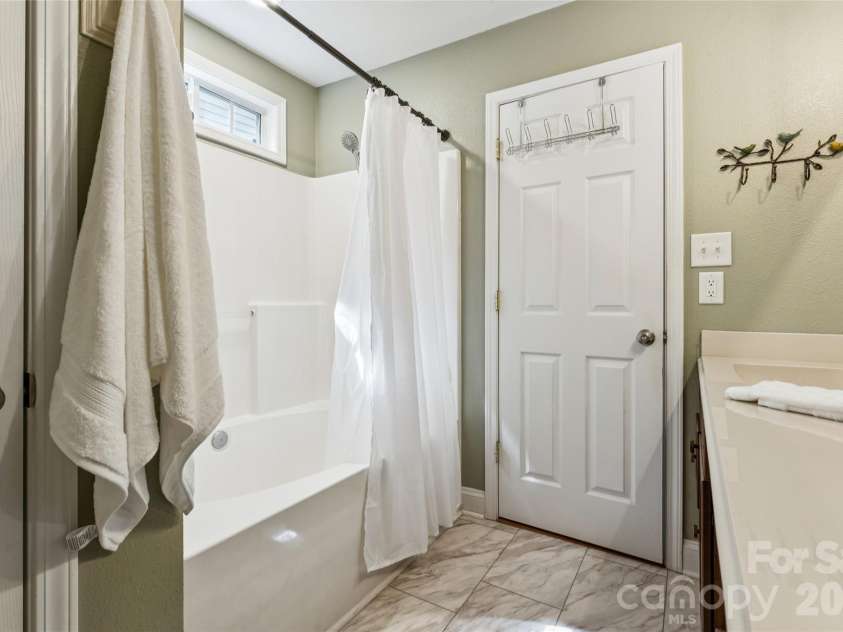 1826 Wilburn Park Lane, Charlotte, NC 28269.  MLS# CAR4399485, YatesRealty ID 37666. 