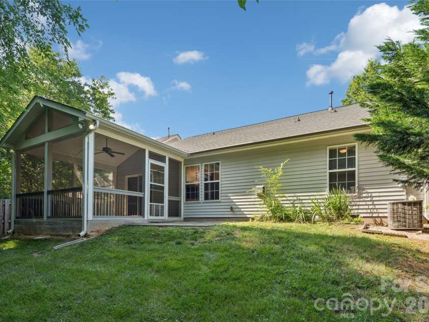 1826 Wilburn Park Lane, Charlotte, NC 28269.  MLS# CAR4399485, YatesRealty ID 37666. 