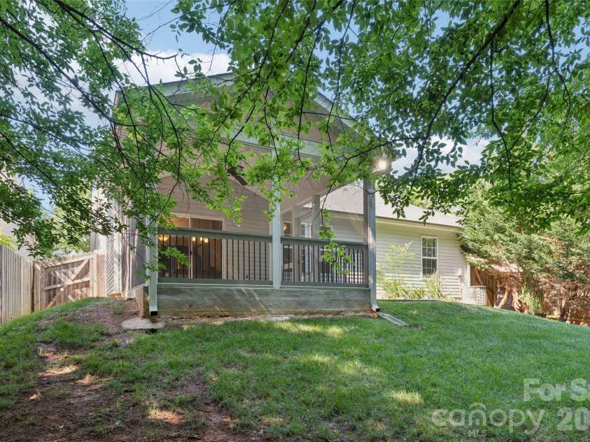 1826 Wilburn Park Lane, Charlotte, NC 28269.  MLS# CAR4399485, YatesRealty ID 37666. 
