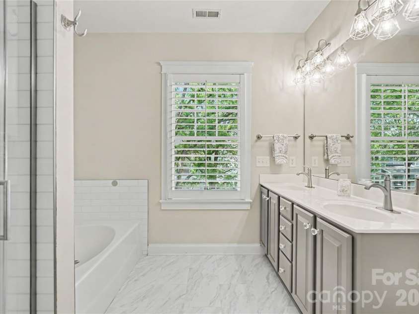 12711 James Blakeney Avenue, Charlotte, NC 28277.  MLS# CAR4400729, YatesRealty ID 37669. Primary Bath