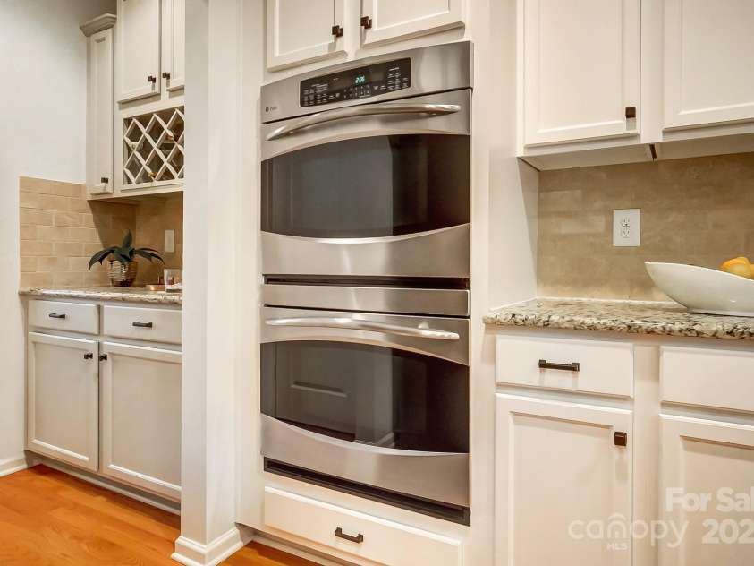 1126 Snowbird Lane, Waxhaw, NC 28173.  MLS# CAR4222147, YatesRealty ID 3767. Double ovens.