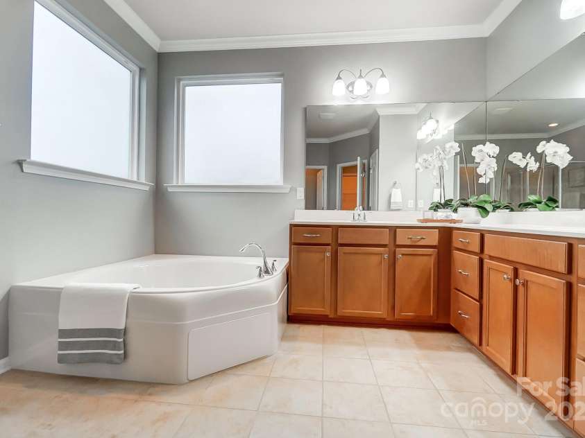 1126 Snowbird Lane, Waxhaw, NC 28173.  MLS# CAR4222147, YatesRealty ID 3767. Garden tub.