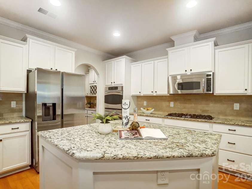 1126 Snowbird Lane, Waxhaw, NC 28173.  MLS# CAR4222147, YatesRealty ID 3767. Stainless appliances and granite counters.
