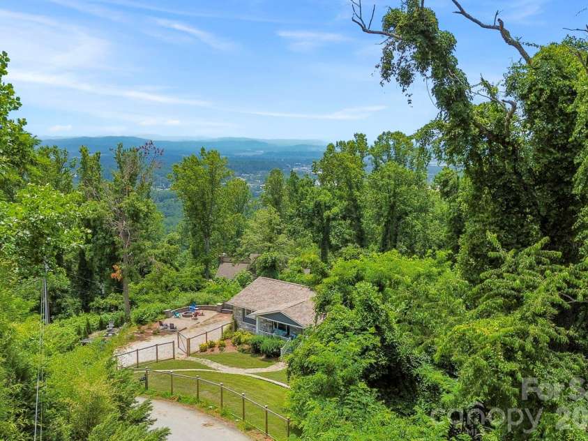 26 Crestwood Drive, Arden, NC 28704.  MLS# CAR4400337, YatesRealty ID 37672. 