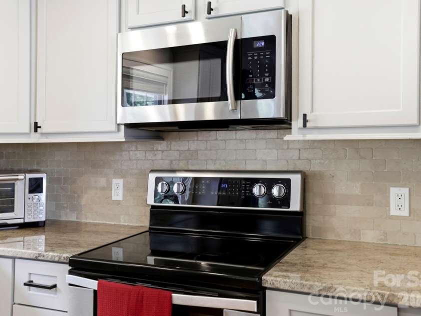 26 Crestwood Drive, Arden, NC 28704.  MLS# CAR4400337, YatesRealty ID 37672. 