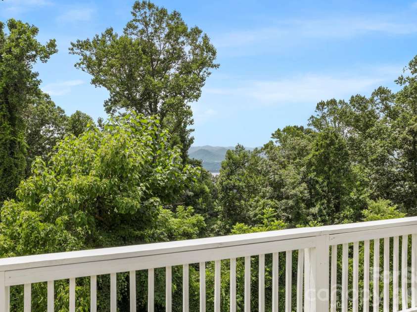 26 Crestwood Drive, Arden, NC 28704.  MLS# CAR4400337, YatesRealty ID 37672. 