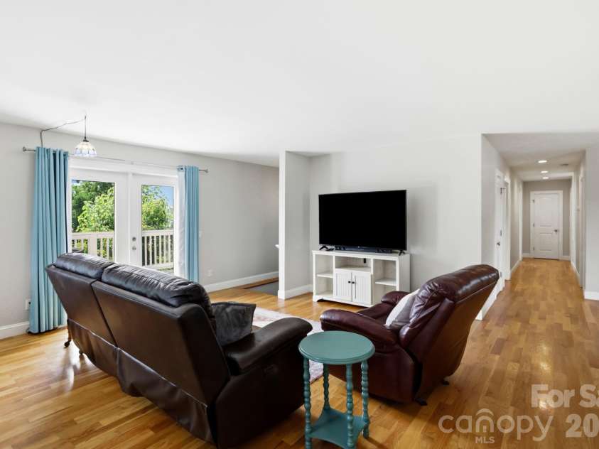 26 Crestwood Drive, Arden, NC 28704.  MLS# CAR4400337, YatesRealty ID 37672. Living room