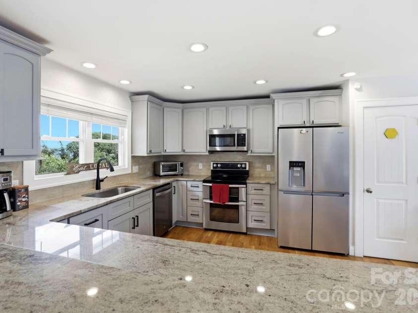 26 Crestwood Drive, Arden, NC 28704.  MLS# CAR4400337, YatesRealty ID 37672. Spacious Kitchen