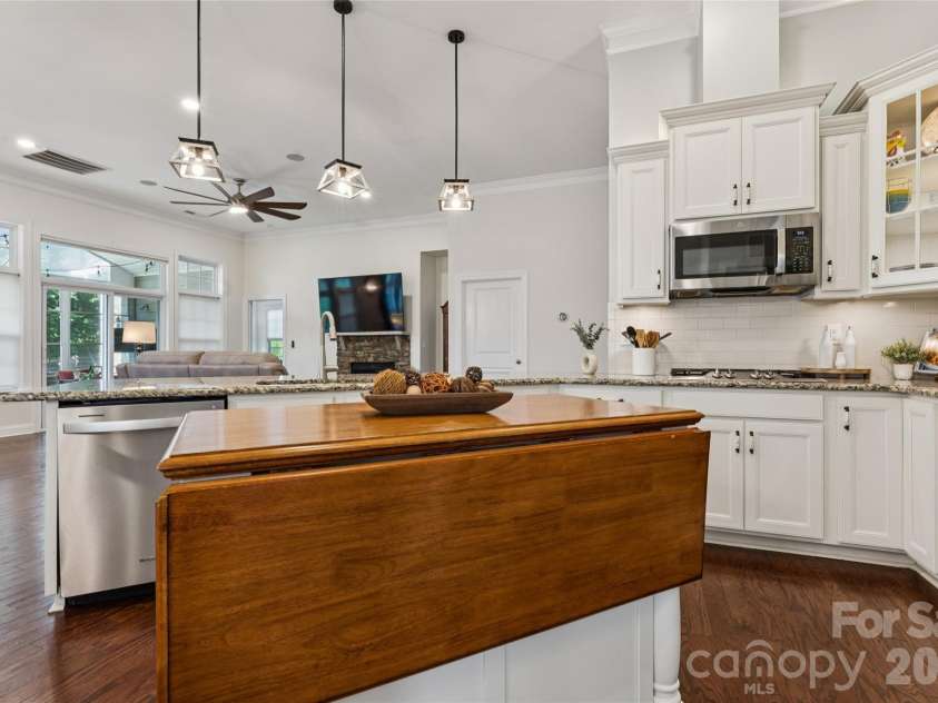 123 Tomahawk Drive, Mooresville, NC 28117.  MLS# CAR4401641, YatesRealty ID 37674. 