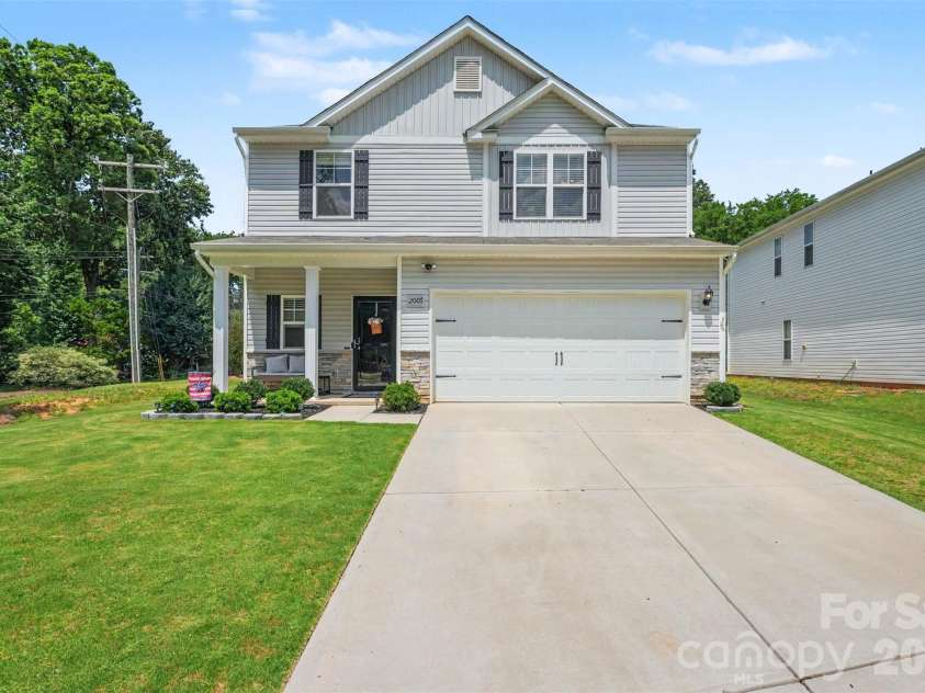 2007 Karen Woods Lane, Charlotte, NC 28216.  MLS# CAR4401308, YatesRealty ID 37675. 