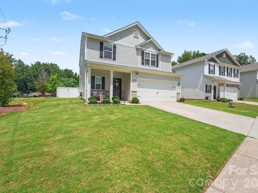2007 Karen Woods Lane, Charlotte, NC 28216.  MLS# CAR4401308, YatesRealty ID 37675. 