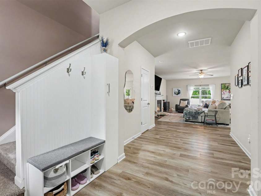 2007 Karen Woods Lane, Charlotte, NC 28216.  MLS# CAR4401308, YatesRealty ID 37675. 