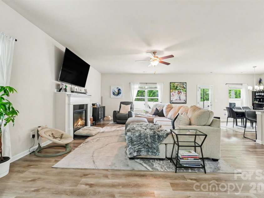 2007 Karen Woods Lane, Charlotte, NC 28216.  MLS# CAR4401308, YatesRealty ID 37675. 