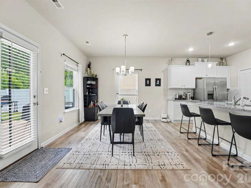 2007 Karen Woods Lane, Charlotte, NC 28216.  MLS# CAR4401308, YatesRealty ID 37675. 