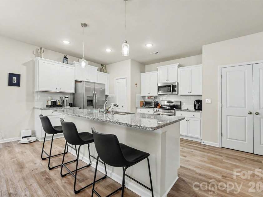 2007 Karen Woods Lane, Charlotte, NC 28216.  MLS# CAR4401308, YatesRealty ID 37675. 