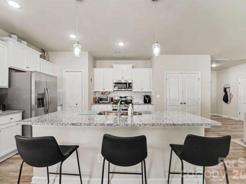 2007 Karen Woods Lane, Charlotte, NC 28216.  MLS# CAR4401308, YatesRealty ID 37675. 