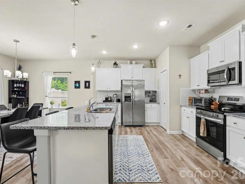 2007 Karen Woods Lane, Charlotte, NC 28216.  MLS# CAR4401308, YatesRealty ID 37675. 