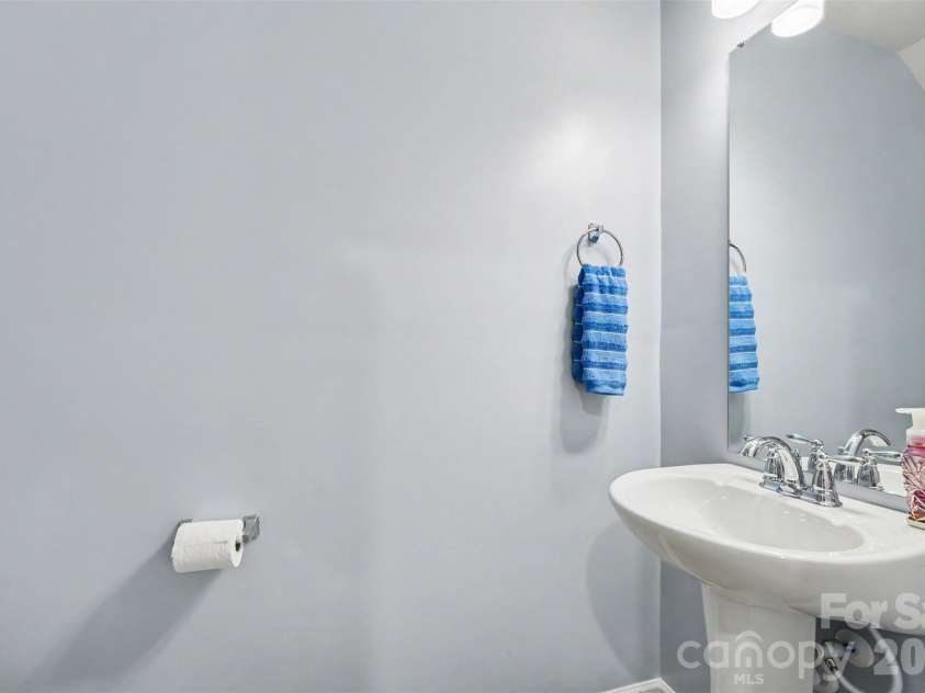 2007 Karen Woods Lane, Charlotte, NC 28216.  MLS# CAR4401308, YatesRealty ID 37675. 