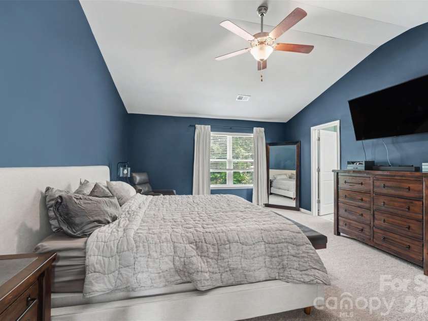 2007 Karen Woods Lane, Charlotte, NC 28216.  MLS# CAR4401308, YatesRealty ID 37675. 