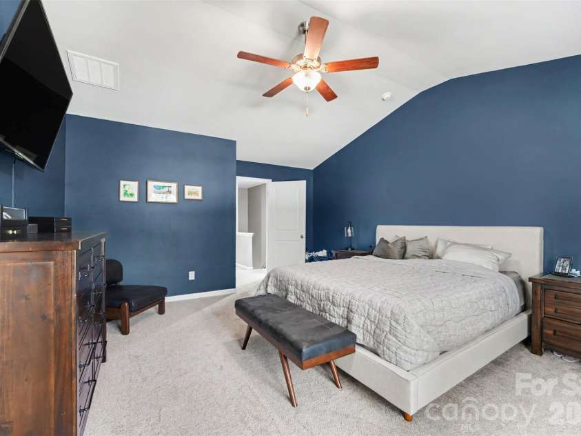 2007 Karen Woods Lane, Charlotte, NC 28216.  MLS# CAR4401308, YatesRealty ID 37675. 