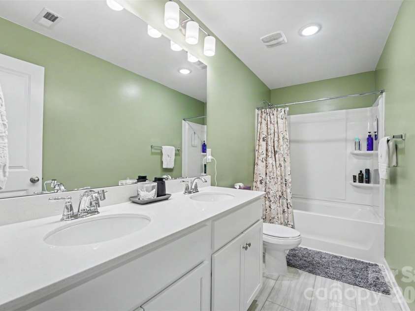 2007 Karen Woods Lane, Charlotte, NC 28216.  MLS# CAR4401308, YatesRealty ID 37675. 