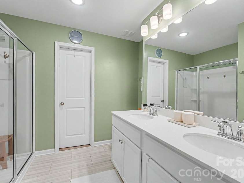 2007 Karen Woods Lane, Charlotte, NC 28216.  MLS# CAR4401308, YatesRealty ID 37675. 