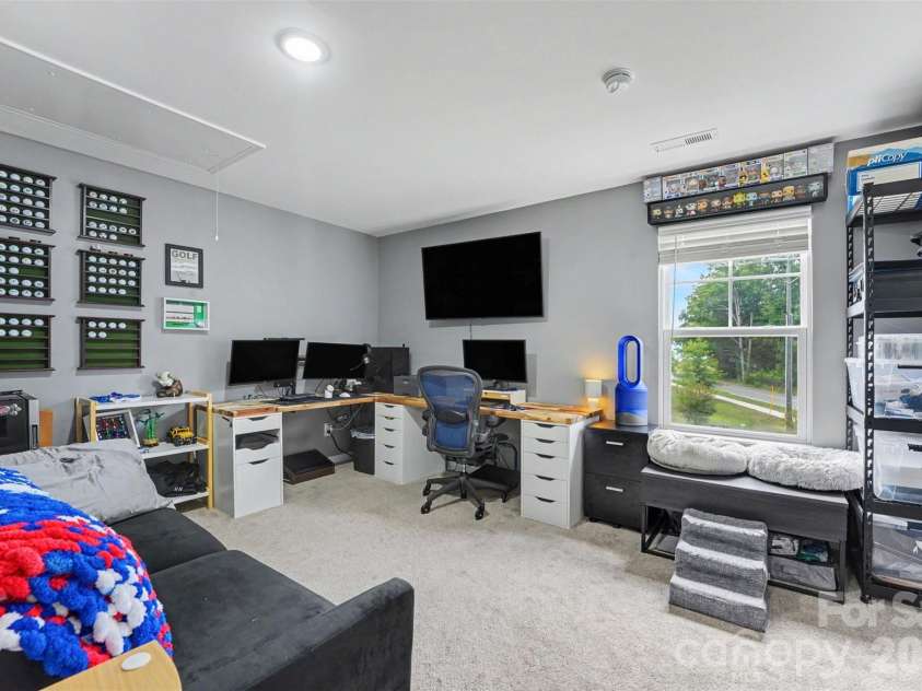 2007 Karen Woods Lane, Charlotte, NC 28216.  MLS# CAR4401308, YatesRealty ID 37675. 