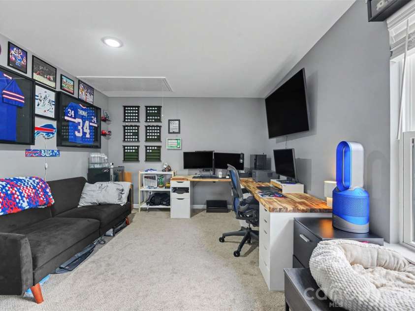 2007 Karen Woods Lane, Charlotte, NC 28216.  MLS# CAR4401308, YatesRealty ID 37675. 