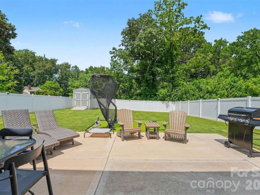 2007 Karen Woods Lane, Charlotte, NC 28216.  MLS# CAR4401308, YatesRealty ID 37675. 