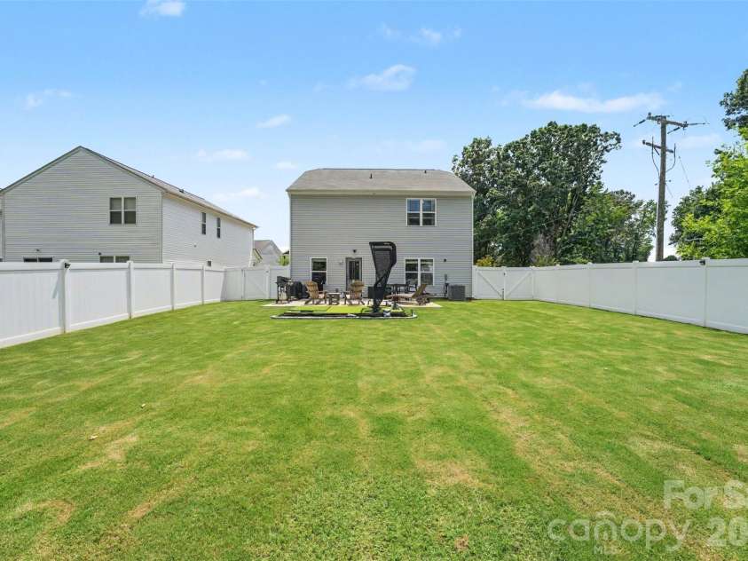 2007 Karen Woods Lane, Charlotte, NC 28216.  MLS# CAR4401308, YatesRealty ID 37675. 