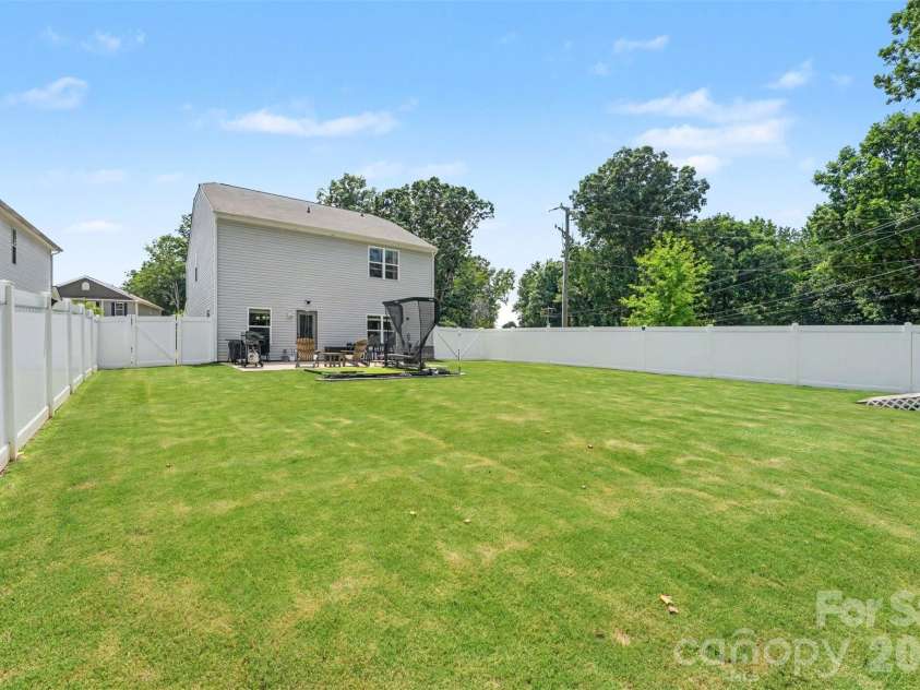 2007 Karen Woods Lane, Charlotte, NC 28216.  MLS# CAR4401308, YatesRealty ID 37675. 