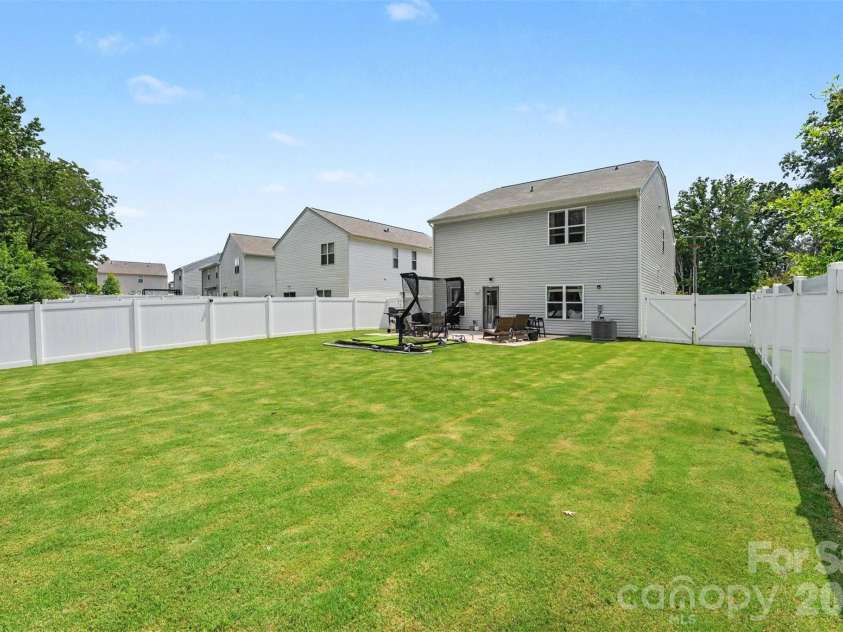 2007 Karen Woods Lane, Charlotte, NC 28216.  MLS# CAR4401308, YatesRealty ID 37675. 