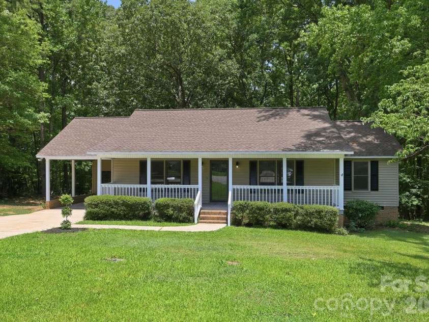 1801 Bridgewood Drive, Lancaster, SC 29720.  MLS# CAR4401979, YatesRealty ID 37676. 