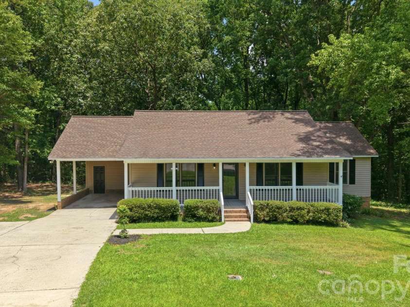 1801 Bridgewood Drive, Lancaster, SC 29720.  MLS# CAR4401979, YatesRealty ID 37676. 