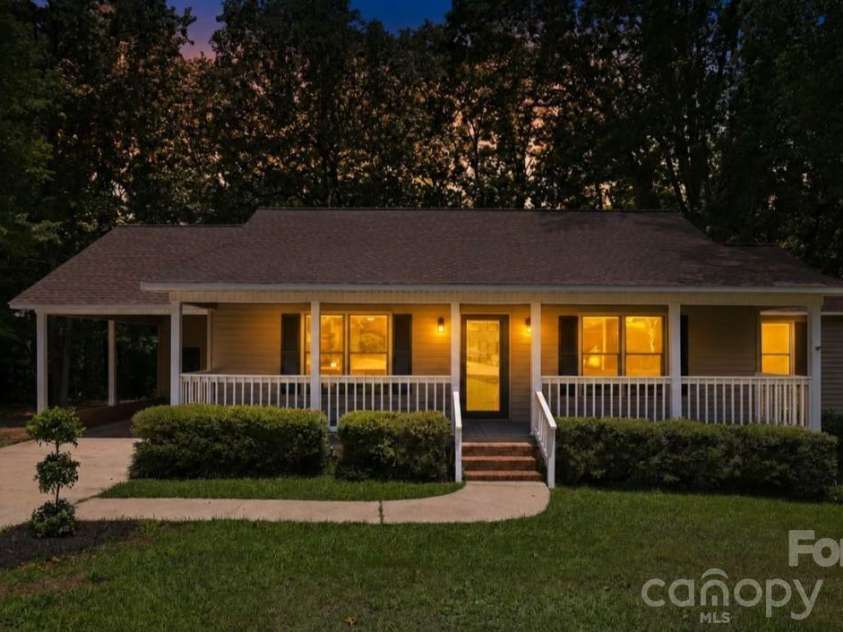 1801 Bridgewood Drive, Lancaster, SC 29720.  MLS# CAR4401979, YatesRealty ID 37676. 