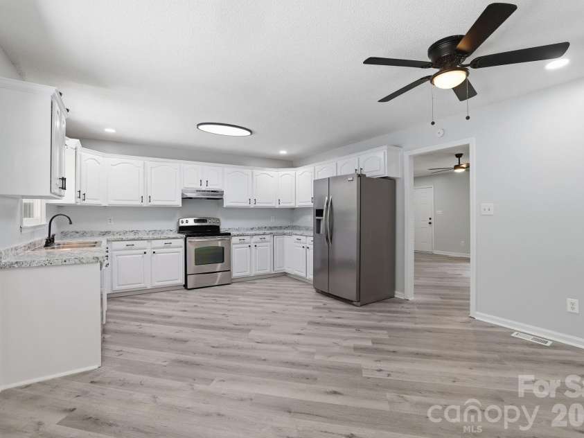 1801 Bridgewood Drive, Lancaster, SC 29720.  MLS# CAR4401979, YatesRealty ID 37676. Kitchen