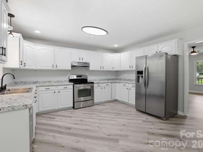 1801 Bridgewood Drive, Lancaster, SC 29720.  MLS# CAR4401979, YatesRealty ID 37676. Kitchen