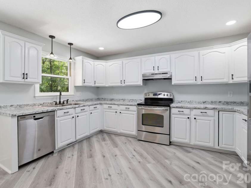 1801 Bridgewood Drive, Lancaster, SC 29720.  MLS# CAR4401979, YatesRealty ID 37676. Kitchen