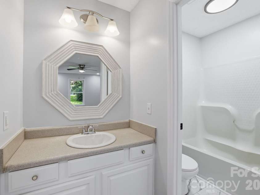 1801 Bridgewood Drive, Lancaster, SC 29720.  MLS# CAR4401979, YatesRealty ID 37676. Primary Bath