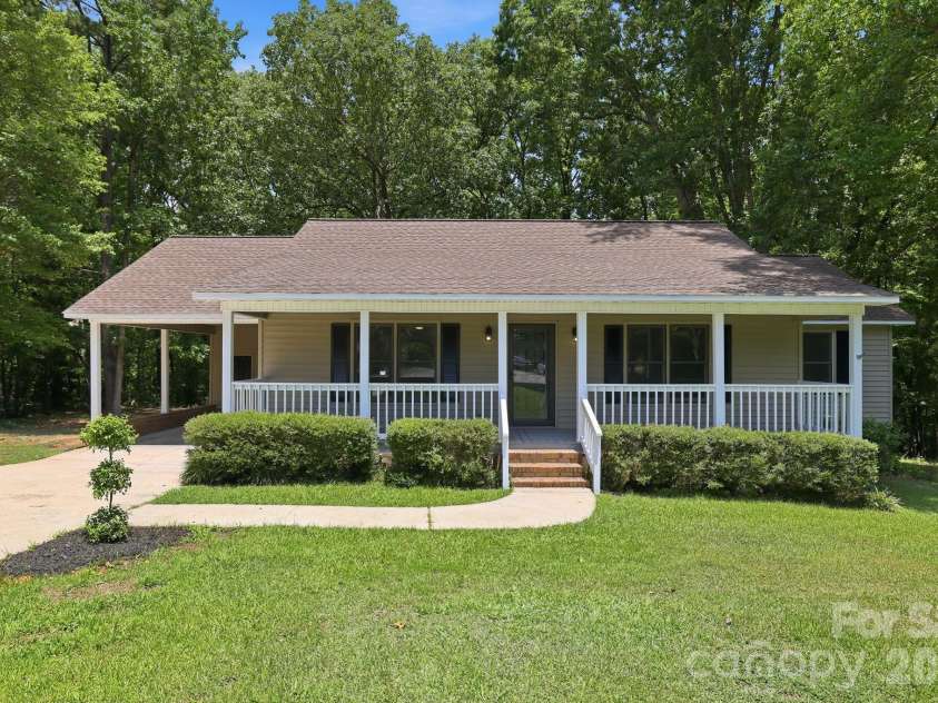 1801 Bridgewood Drive, Lancaster, SC 29720.  MLS# CAR4401979, YatesRealty ID 37676. Welcome to 1801 Bridgewood