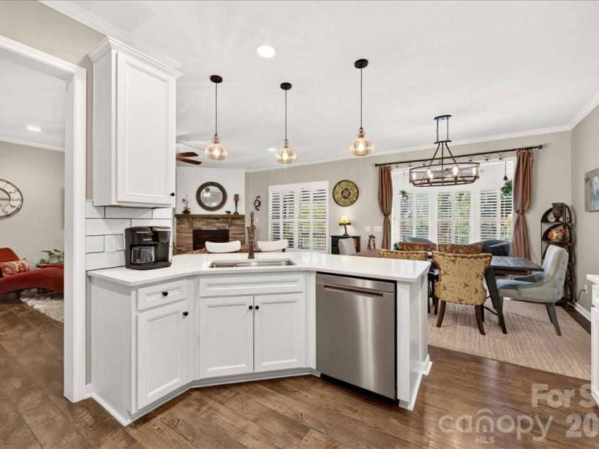 3093 Hartson Pointe Drive, Fort Mill, SC 29707.  MLS# CAR4402189, YatesRealty ID 37679. Kitchen opens to living room, dining room, sunroon