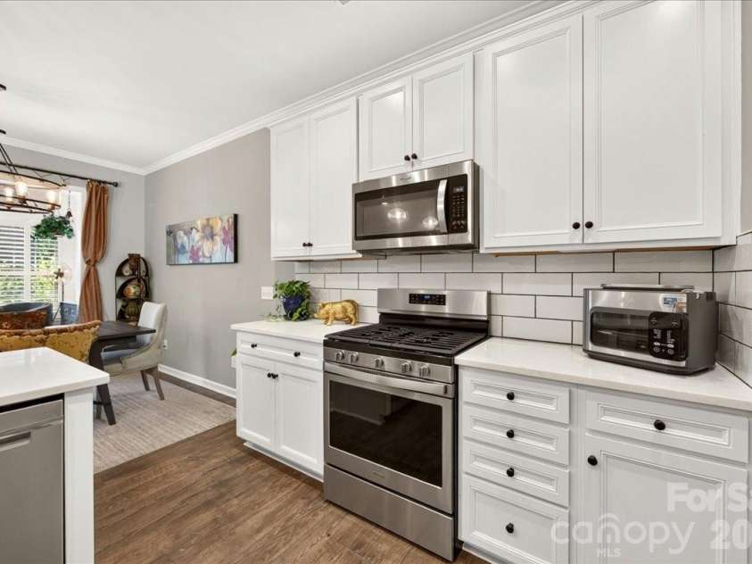 3093 Hartson Pointe Drive, Fort Mill, SC 29707.  MLS# CAR4402189, YatesRealty ID 37679. Kitchen with gas range