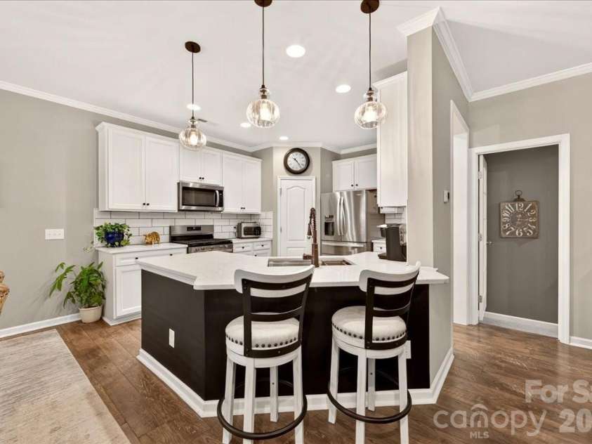 3093 Hartson Pointe Drive, Fort Mill, SC 29707.  MLS# CAR4402189, YatesRealty ID 37679. Kitchen with new quartz countertop, SS appliances