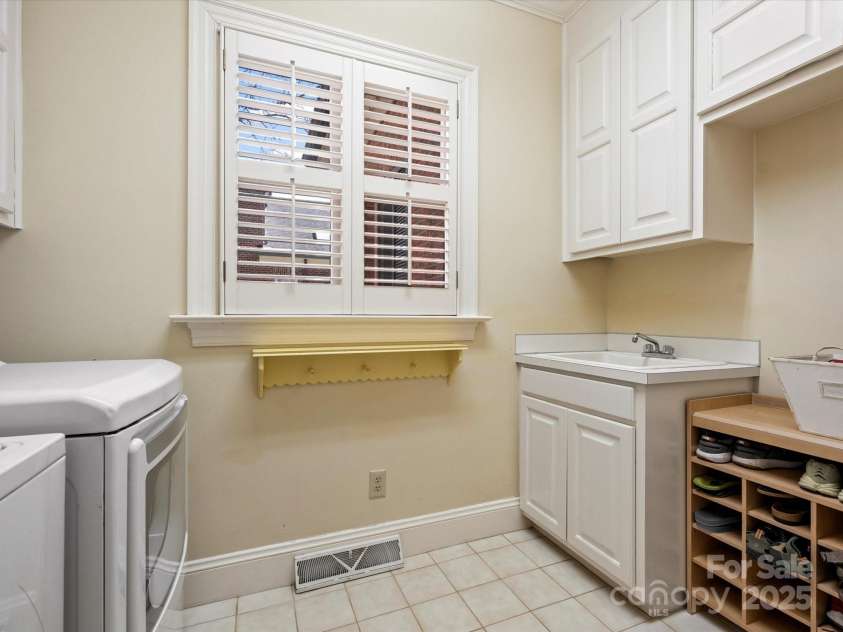 3600 Castellaine Drive, Charlotte, NC 28226.  MLS# CAR4240669, YatesRealty ID 3768. 