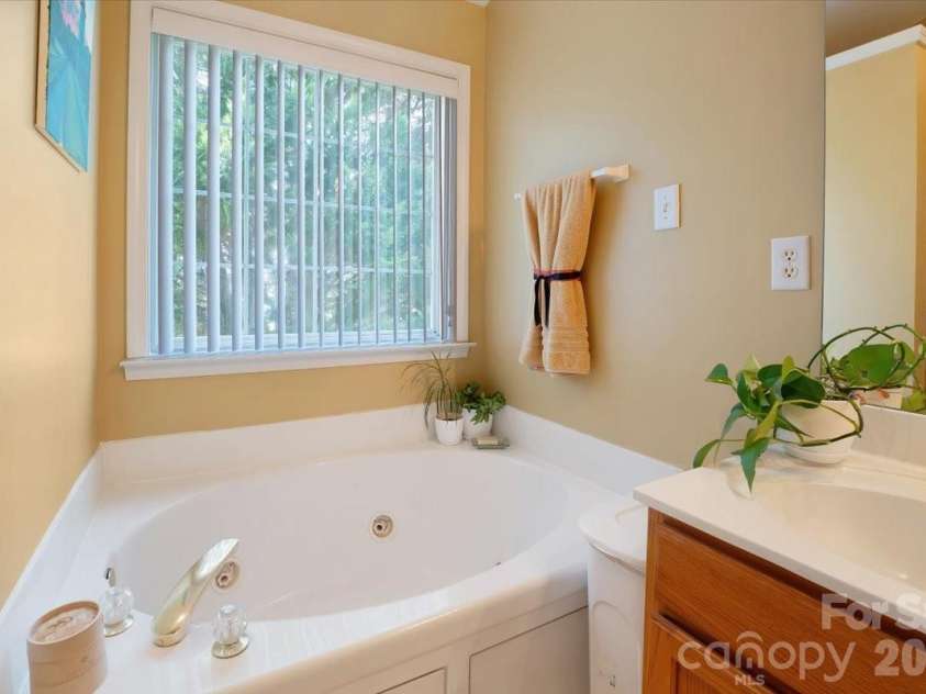 11932 Fox Glen Road, Charlotte, NC 28269.  MLS# CAR4402298, YatesRealty ID 37682. 