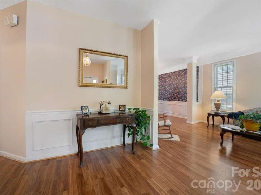 11932 Fox Glen Road, Charlotte, NC 28269.  MLS# CAR4402298, YatesRealty ID 37682. Entry Way